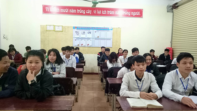 Em Lê Nhật Tân (thứ hai bên phải sang) tại lớp học.