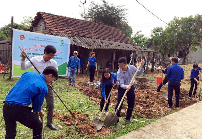 ảnh. Cán bộ, đoàn viên Đoàn Khối Doanh nghiệp và Ngân hàng TMCP Vietcombank tham gia khởi công xây nhà tình nghĩa cho bà Ngô Thị Chít