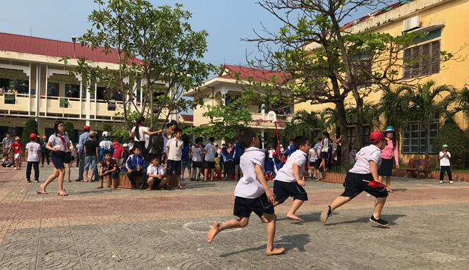 Cướp cờ… luôn thu hút đông đảo các em học sinh tham gia và cổ vũ hào hứng.