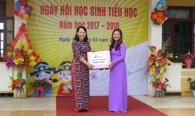 Chung vui cùng Ngày hội học sinh tiểu học, đại diện lãnh đạo Công ty Văn phòng phẩm Hồng Hà đã trao tặng quà cho các nhà trường.