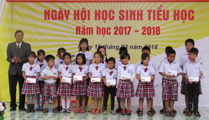 Các em học sinh có hoàn cảnh khó khăn của Trường tiểu học Hải Ninh được nhận quà của các tổ chức, doanh nghiệp trong ngày hội.