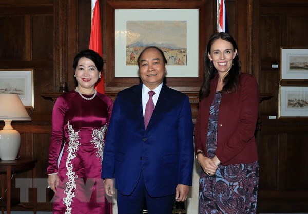 Thủ tướng New Zealand Jacinda Ardern đón Thủ tướng Nguyễn Xuân Phúc và Phu nhân. (Ảnh: Thống Nhất/TTXVN)