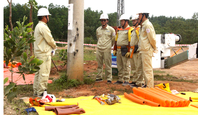 Hội ý, thống nhất phương án sửa chữa nóng lưới điện.