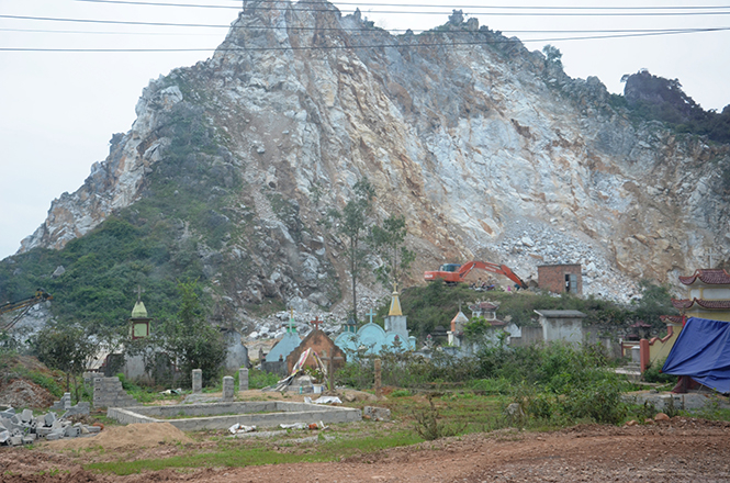 Hai mỏ đá ở thôn Tiên Phong, xã Quảng Tiên, thị xã Ba Đồn gây ô nhiễm.