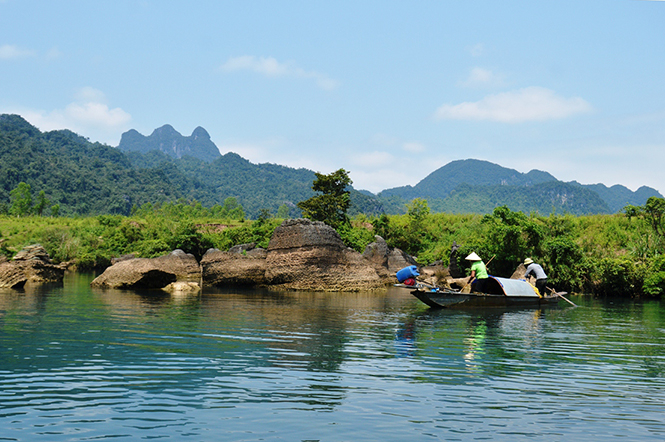 Cảnh sắc đẹp như tranh của sông Son.