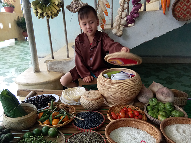 Học sinh được khám phá một góc chợ quê tại Trường mầm non số 2 Trung Hóa.