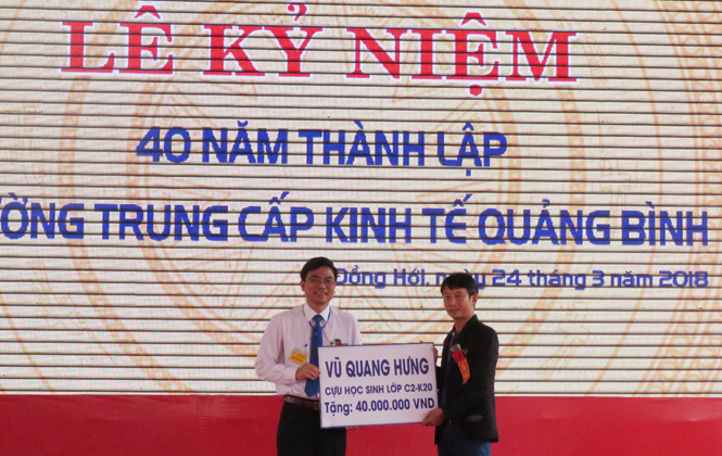 Nhân kỷ niệm 40 năm thành lập trường, cựu học sinh Trường trung cấp Kinh tế Quảng Bình đã trao tặng 40 triệu đồng hỗ trợ học sinh, sinh viên nghèo trong quá trình học tập.