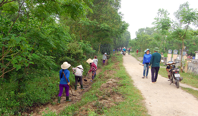 Người dân xã Cam Thủy hưởng ứng “Ngày nông thôn mới - Đô thị văn minh” bằng việc phát quang, vệ sinh đường làng ngõ xóm.