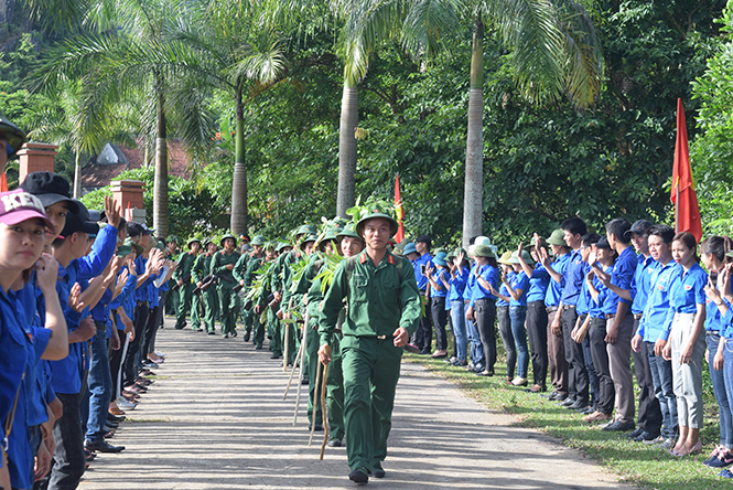 Chương trình “Theo bước chân những người anh hùng” được tổ chức tại huyện Bố Trạch nhằm giáo dục truyền thống yêu nước cho thế hệ trẻ.