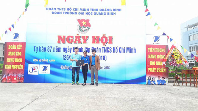 Đoàn Trường Đại học Quảng Bình trao một máy tính cho em Nguyễn Thị Kiều Anh