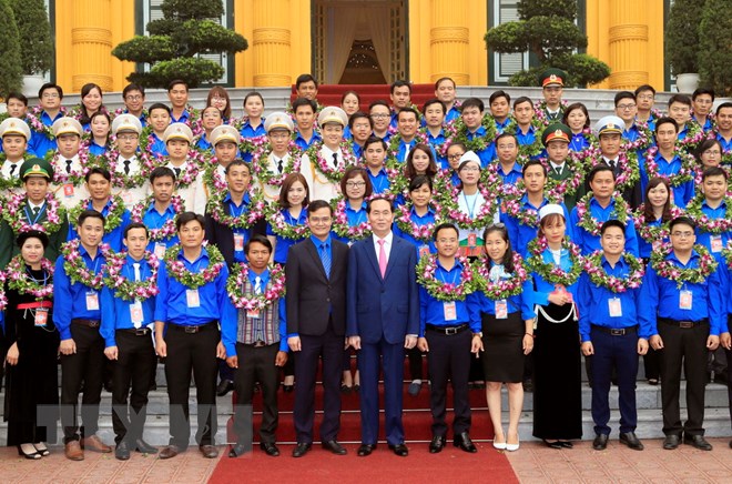 Chủ tịch nước Trần Đại Quang với các cán bộ đoàn xuất sắc tiêu biểu nhận Giải thưởng Lý Tự Trọng năm 2018. (Ảnh: Nhan Sáng/TTXVN)