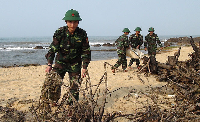 Đoàn viên Thanh niên BĐBP Quảng Bình và đoàn thanh niên ởđịa phương làm vệ sinh hưởng ứng chiến dịch “Hãy làm sạch biển”.