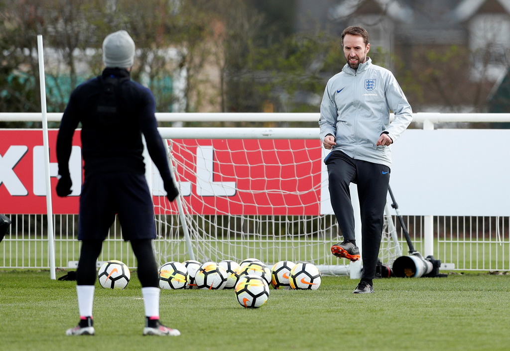  HLV Gareth Southgate trên sân tập chuẩn bị cho trận gặp Ý. Ảnh: REUTERS