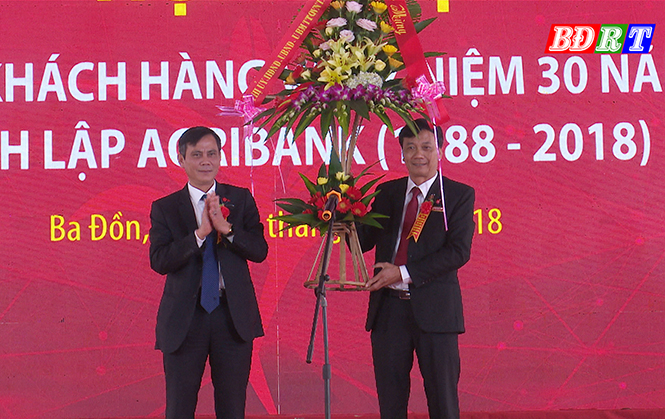 Đồng chí Bí thư Thị ủy Ba Đồn Trần Thắng tặng hoa chúc mừng Agribank Quảng Trạch.