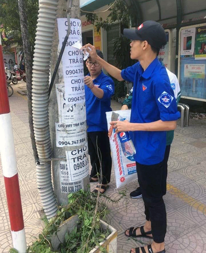 Tuổi trẻ thành phố Đồng Hới tham gia bóc xóa biển quảng cáo sai quy định.