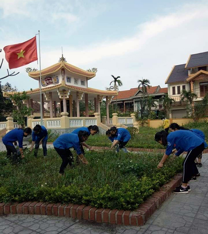  Đoàn viên thanh niên Trường THCS Đồng Phú (Thành phố Đồng Hới) tham gia làm vệ sinh tại Nghĩa trang liệt sĩ trên địa bàn.