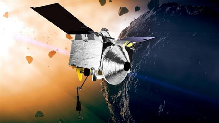 Hình vẽ mô phỏng của NASA về tàu vũ trụ OSIRIS-Rex ở gần tiểu hành tinh Bennu - Ảnh: NASA