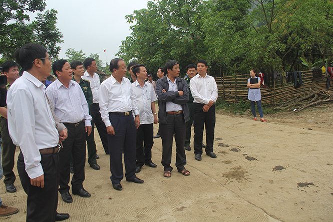 Đồng chí Chủ tịch Ủy ban MTTQVN tỉnh kiểm tra tình hình đời sống, nhà ở của người dân xã Tân Trạch.