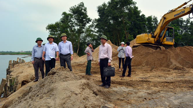 Đoàn liên ngành kiểm tra tình hình hoạt động của các bến bãi tập kết cát sạn ở xã Xuân Ninh.