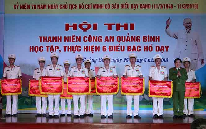  Lãnh đạo Công an tỉnh trao giải cho các đơn vị đạt thành tích cao trong hội thi.