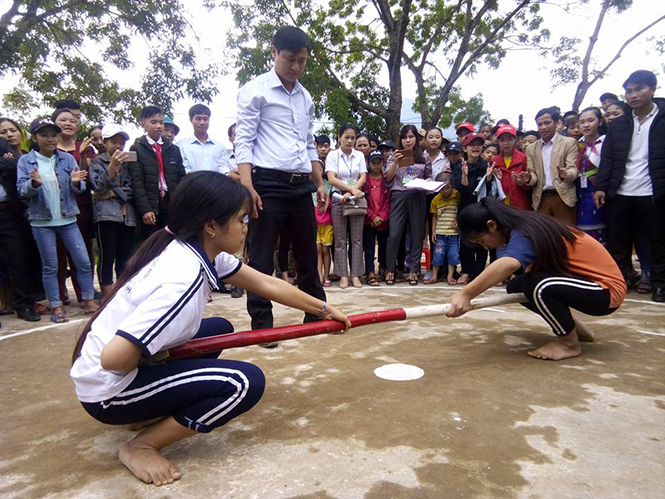  Phần hội gồm các trò chơi dân gian thu hút đông đảo người dân tham gia cổ vũ.