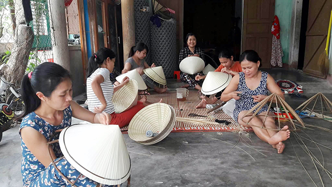 Với không gian lao động như thế này, người Thổ Ngọa thường trao nhau những câu hò điệu hát đặc trưng của quê hương.