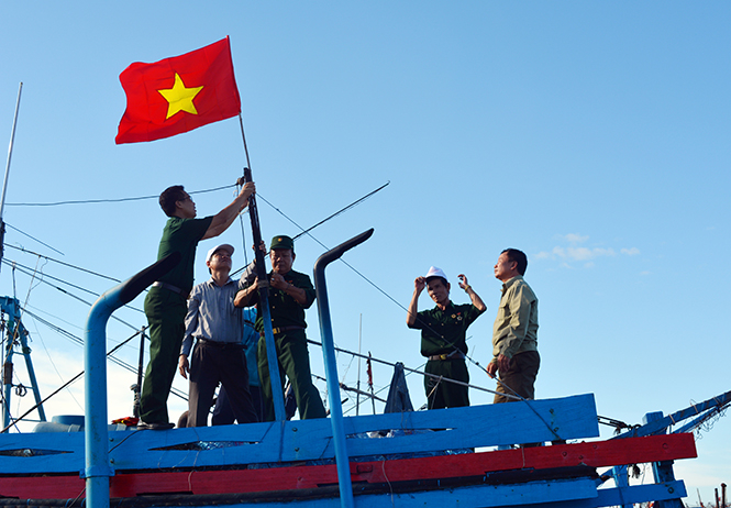 Ngư dân chuẩn bị vươn khơi bám biển.
