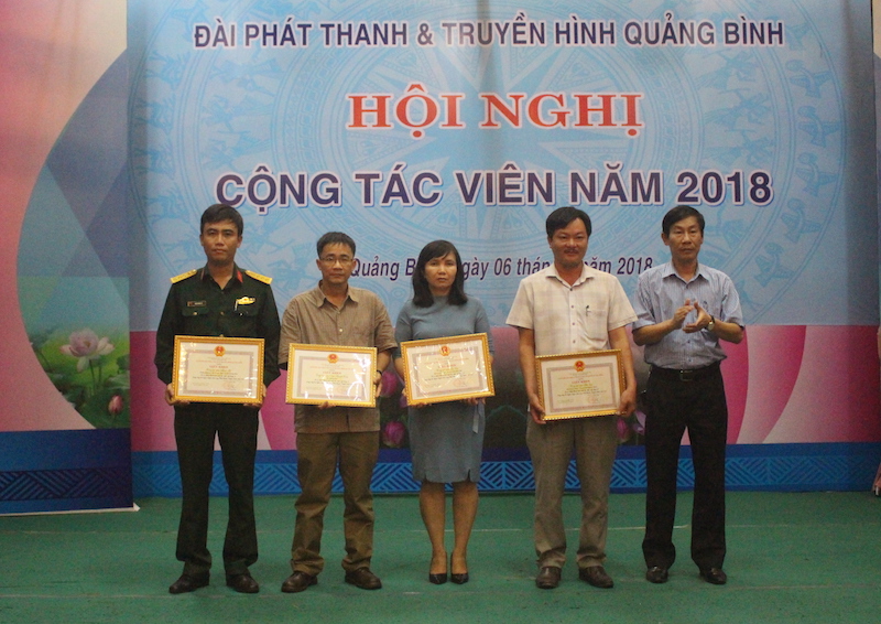 Đại diện lãnh đạo Đài PT-TH tỉnh khen thưởng các CTV xuất sắc