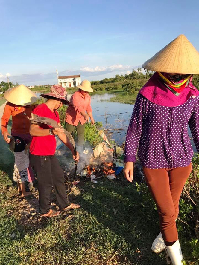   Hội viên phụ nữ thị xã Ba Đồn chung tay làm vệ sinh môi trường, xây dựng nông thôn mới