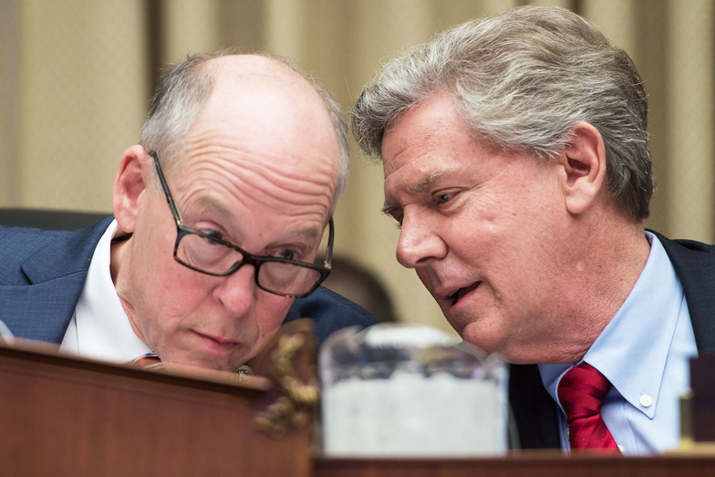 Các nghị sĩ Greg Walden (trái) và Frank Pallone - Ảnh: AFP