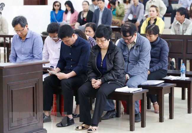 Bị cáo Châu Thị Thu Nga và đồng phạm tại phiên xét xử. (Ảnh: Doãn Tấn/TTXVN)