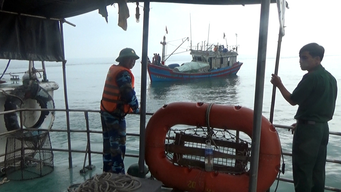 Tàu đánh cá TH90513TS cùng 9 thuyền viên được tàu Hải đội 2 BĐBP Quảng Bình lai dắt vào cảng Gianh.