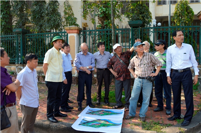 Đồng chí Trần Công Thuật và các thành viên Hội đồng nghệ thuật xây dựng công trình 