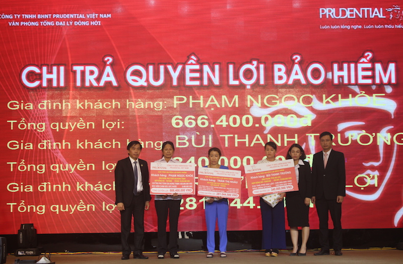 Đại diện Công ty BHNT Prudential Việt Nam chi trả quyền lợi  cho khách hàng