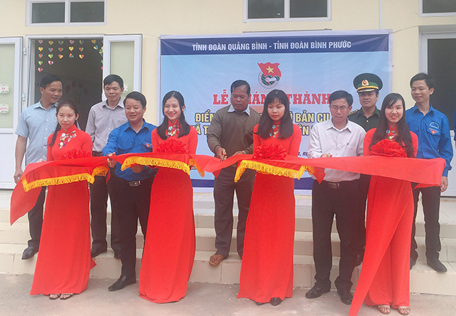 Cắt băng khánh thành công trình “Điểm trường vượt lũ” tại bản Cu Tồn - Mê Lỳ