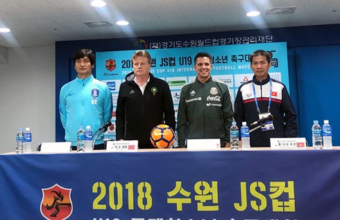  HLV Hoàng Anh Tuấn trong cuộc họp báo trước giải tứ hùng U19 Suwon JS Cup 2018. (Ảnh: VFF)