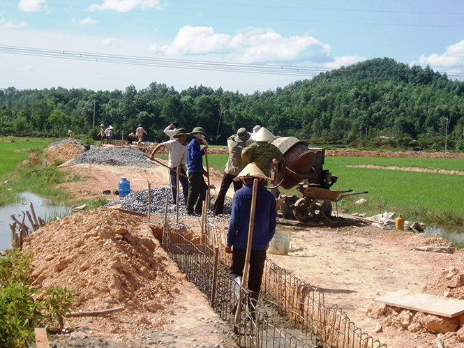 Cuộc vận động “Toàn dân đoàn kết xây dựng nông thôn mới, đô thị văn minh” ngày càng thu hút đông đảo các tầng lớp nhân dân trên địa bàn huyện Minh Hóa tham gia.