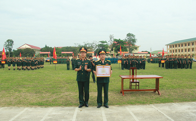 Đồng chí Trần Minh Thanh, Ủy viên Ban Thường vụ Đảng ủy, Chủ nhiệm Chính trị Quân khu IV tặng bằng khen của Thủ tướng Chính phủ cho Bộ CHQS tỉnh vì đã có thành tích trong thực hiện nhiệm vụ cứu hộ, cứu nạn và giúp nhân dân khắc phục hậu quả cơn bão số 10 năm 2017.