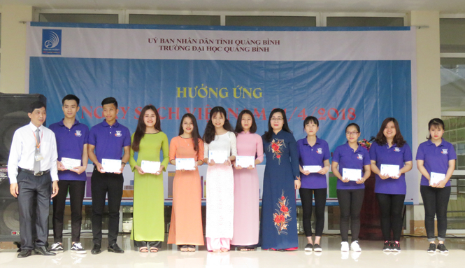 Đại diện lãnh đạo Trường ĐHQB trao thưởng cho các sinh viên xuất sắc là thành viên tích cực của câu lạc bộ Sách QBU.