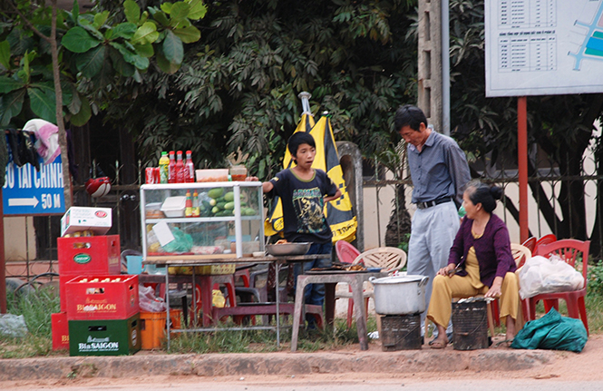  Các quán ăn hè phố luôn tiềm ẩn nguy cơ mất vệ sinh an toàn thực phẩm.