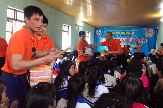  Các đoàn viên thanh niên trao tặng sách cho các em học sinh Trường Phổ thông dân tộc nội trú xã Thượng Trạch, Bố Trạch