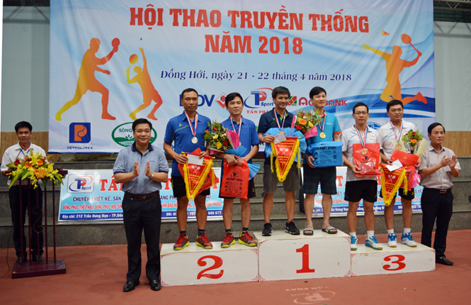 Đại diện Thường trực Đảng ủy Khối Doanh nghiệp tỉnh trao giải nhất, nhì, ba cho 2 nội dung môn cầu lông 