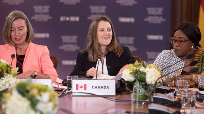 Ngoại trưởng Canada Chrystia Freeland (giữa) tham gia một phiên thảo luận trong khuôn khổ hội nghị G7. (Nguồn: Canadian Press)