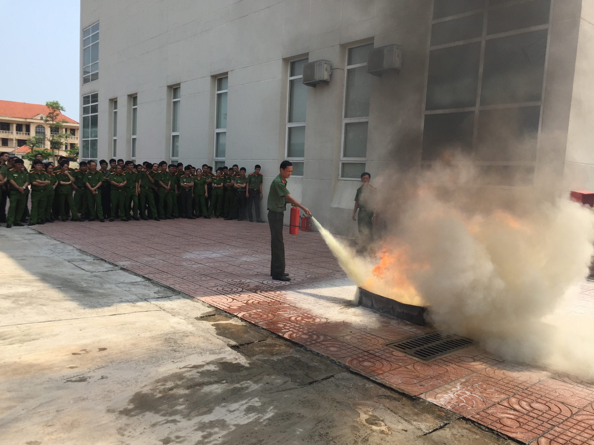 Cán bộ, chiến sỹ tham gia lớp huấn luyện được trang bị kiến thức, cách sử dụng một số phương tiện chữa cháy thông dụng.