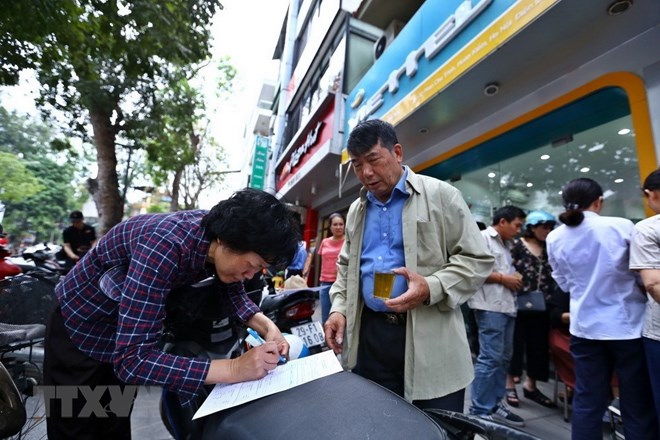  Yên xe máy cũng chở thành bàn đăng ký thông tin thuê bao ngày 21-4-2018. (Ảnh: Minh Quyết/TTXVN)