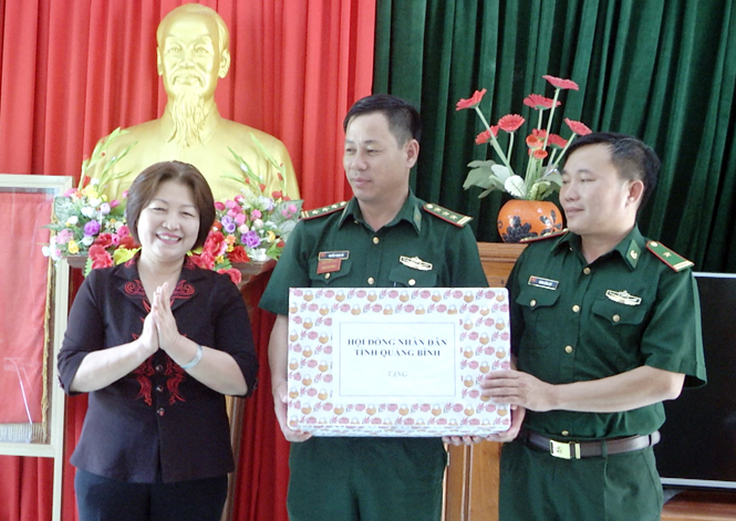 Đồng chí Nguyễn Thị Thanh Hương, Phó Chủ tịch Thường trực HĐND tỉnh tặng quà động viên cán bộ, chiến sĩ Đồn Biên phòng CKQT Cha Lo.