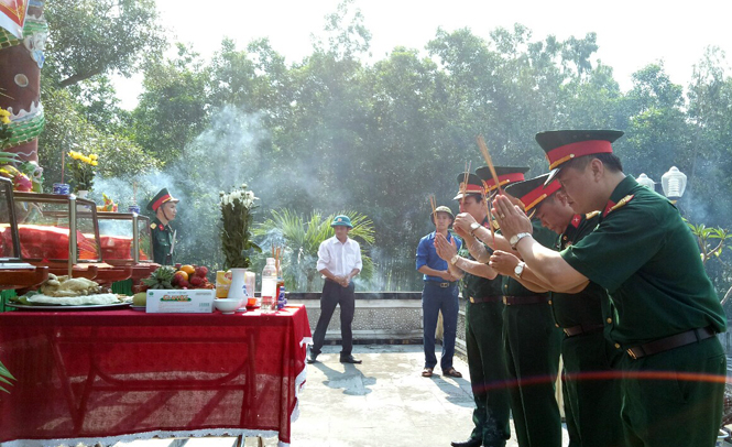 Các đại biểu dâng hương tưởng nhớ các liệt sỹ