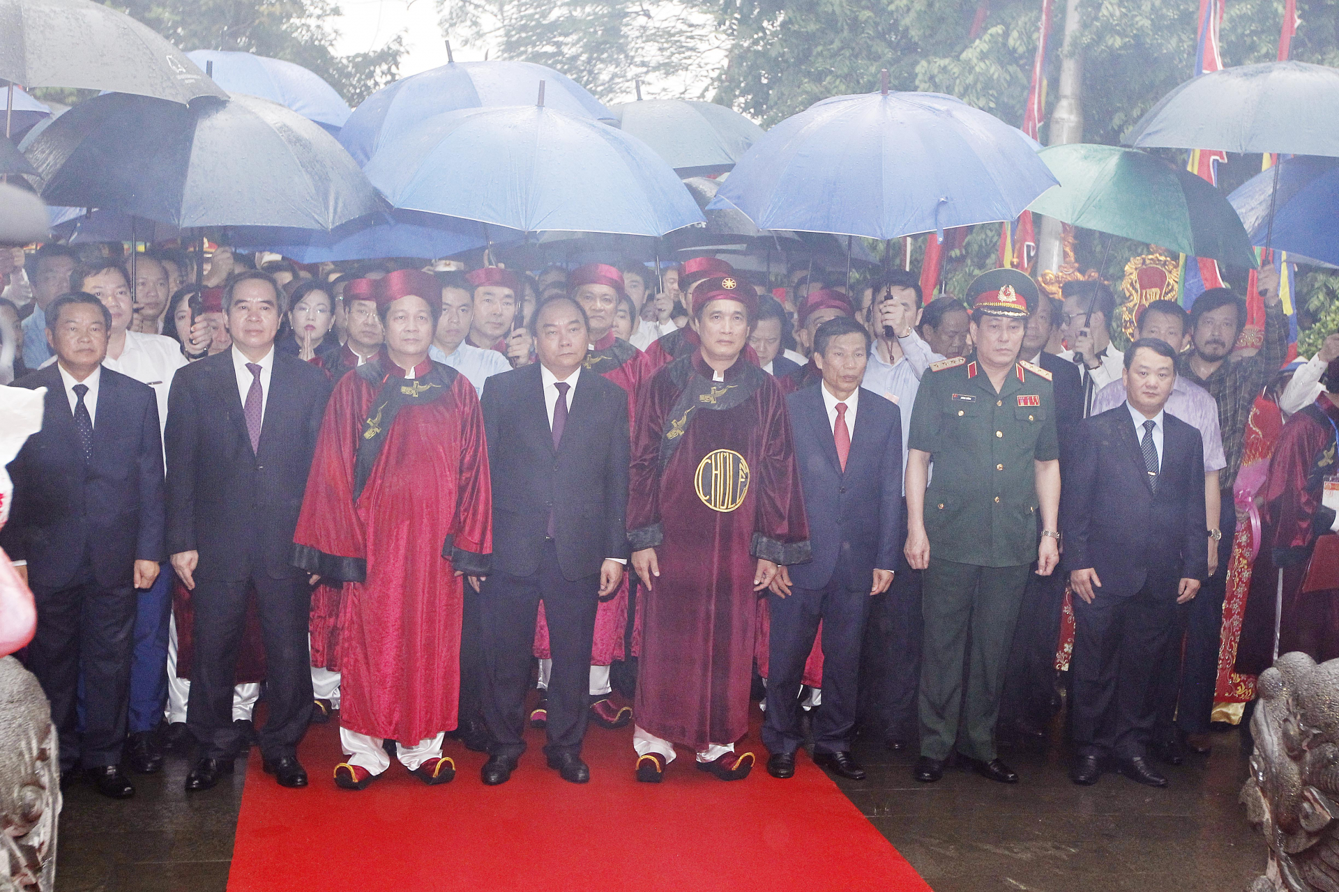 Thủ tướng Nguyễn Xuân Phúc dẫn đầu Đoàn đại biểu dâng hương tưởng nhớ các Vua Hùng. Ảnh: VOV