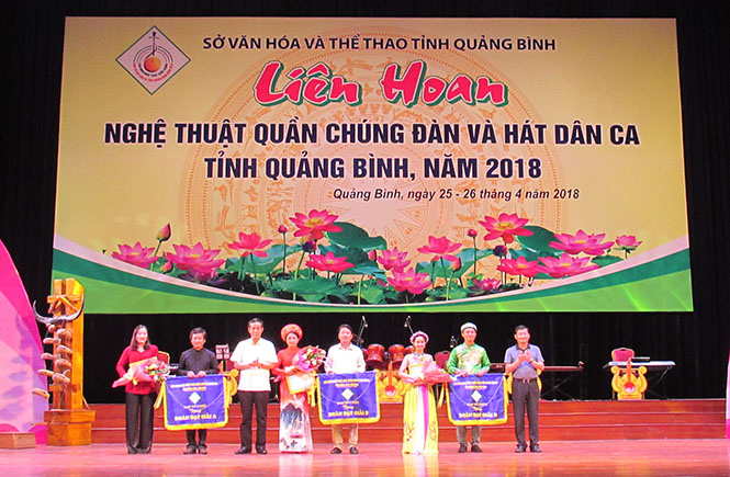 Đồng chí Trần Công Thuật, Phó Bí thư Thường trực Tỉnh ủy và đồng chí Trần Tiến Dũng trao giải A cho đơn vị Lệ Thủy; giải B cho các đơn vị Quảng Ninh và TP. Đồng Hới