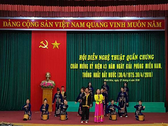 Hội diễn nghệ thuật quần chúng với nhiều tiết mục mang đậm chất dân ca, dân vũ truyền thống của người dân Minh Hóa